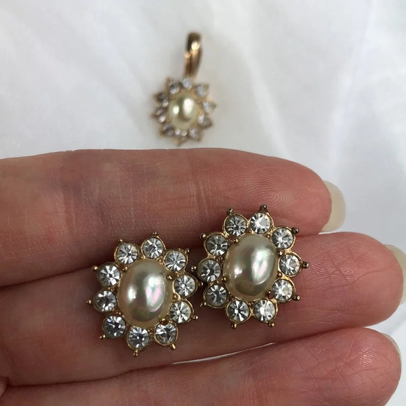 ROMAN Earrings & Enhancer Vintage Faux Pearl & Rhinestone SET Gold Tone - Picture 9 of 10